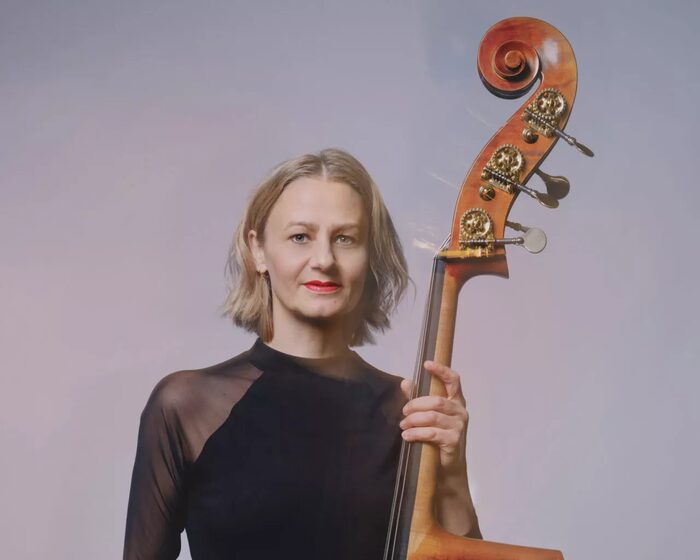 Anne Hofmann mit Kontrabass